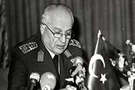 Kenan Evren, 12 Eyl�l 1980 askeri darbesinin lideri